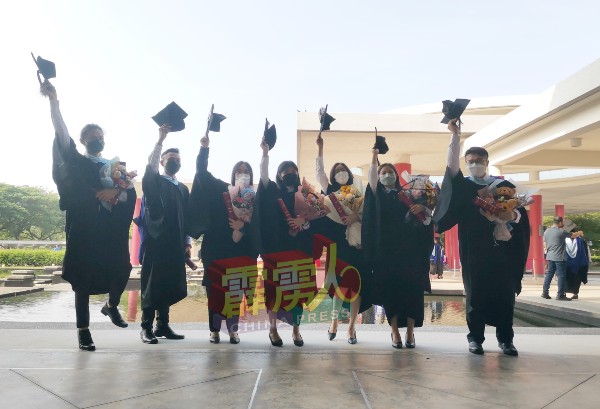 “我们毕业了！”毕业生开心丢四方帽。