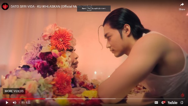 哈斯米查奥曼与小鲜肉男主角合拍MV。（视频截图）