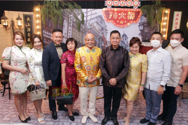 邝汉光（右4）与王兆明（左5）各别携同家人于晚宴民国时代的布景处合影