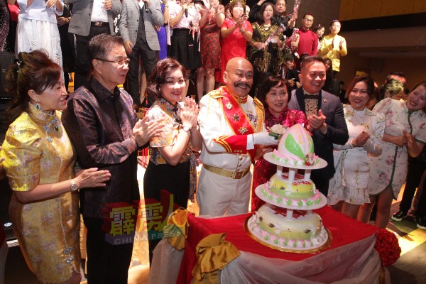 王兆明（左4）在邝汉光伉俪（左起）、叶瑾睿、曾钿媖、王振安等人陪同下，共切生日蛋糕，欢庆七秩寿庆。