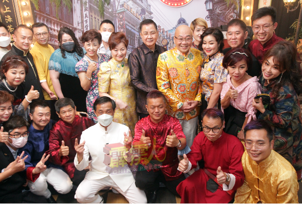 邝汉光（右5）伉俪与王兆明（右4）伉俪，与部分王家班领袖团队合影。