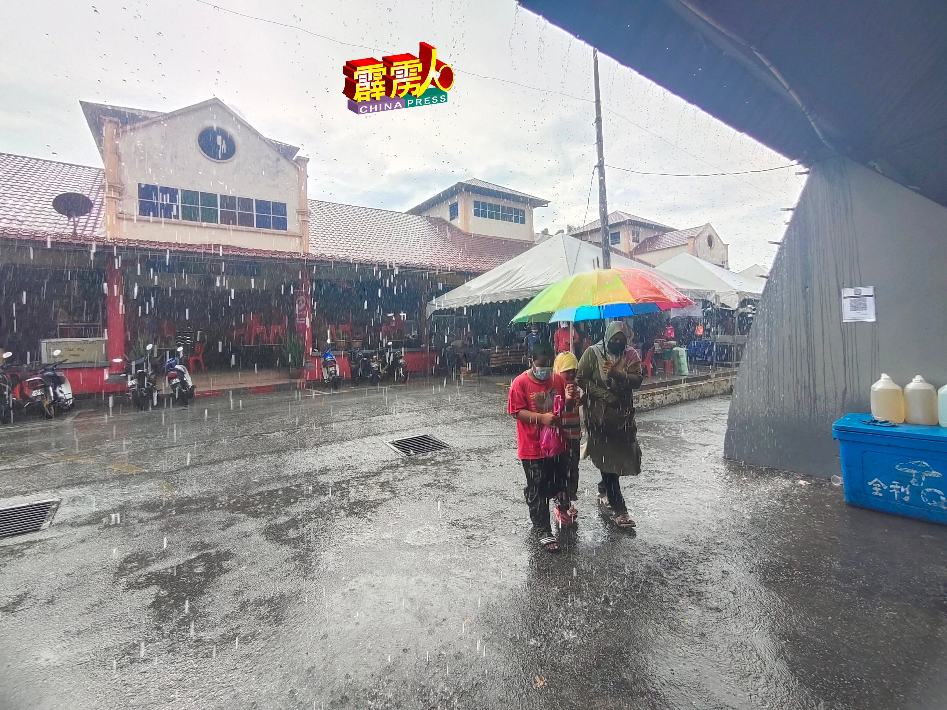 一些民众甚至还在大雨中撑伞进入斋戒月市集，大雨也浇不熄他们欲购得美食的决心。