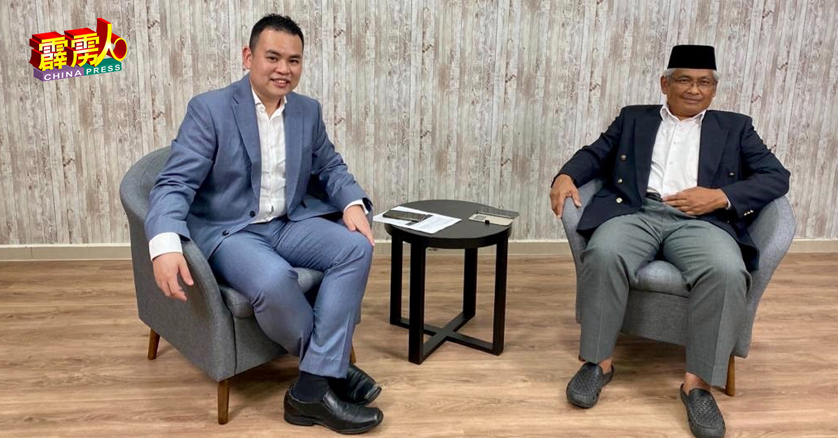 张哲敏（左）日前在社交媒体，直播与霹雳州议会反对党领袖阿兹巴里（右）畅谈霹雳机场土地丑闻和动漫影城7亿令吉丑闻。