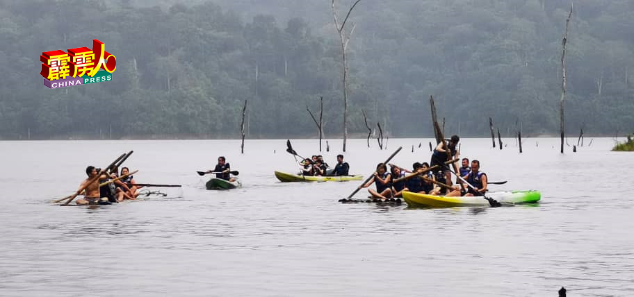游客在湖上划船，也是水上活动之一。