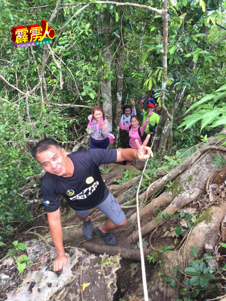 Kenny Ooi带领游客在天猛莪山，进行登山活动。