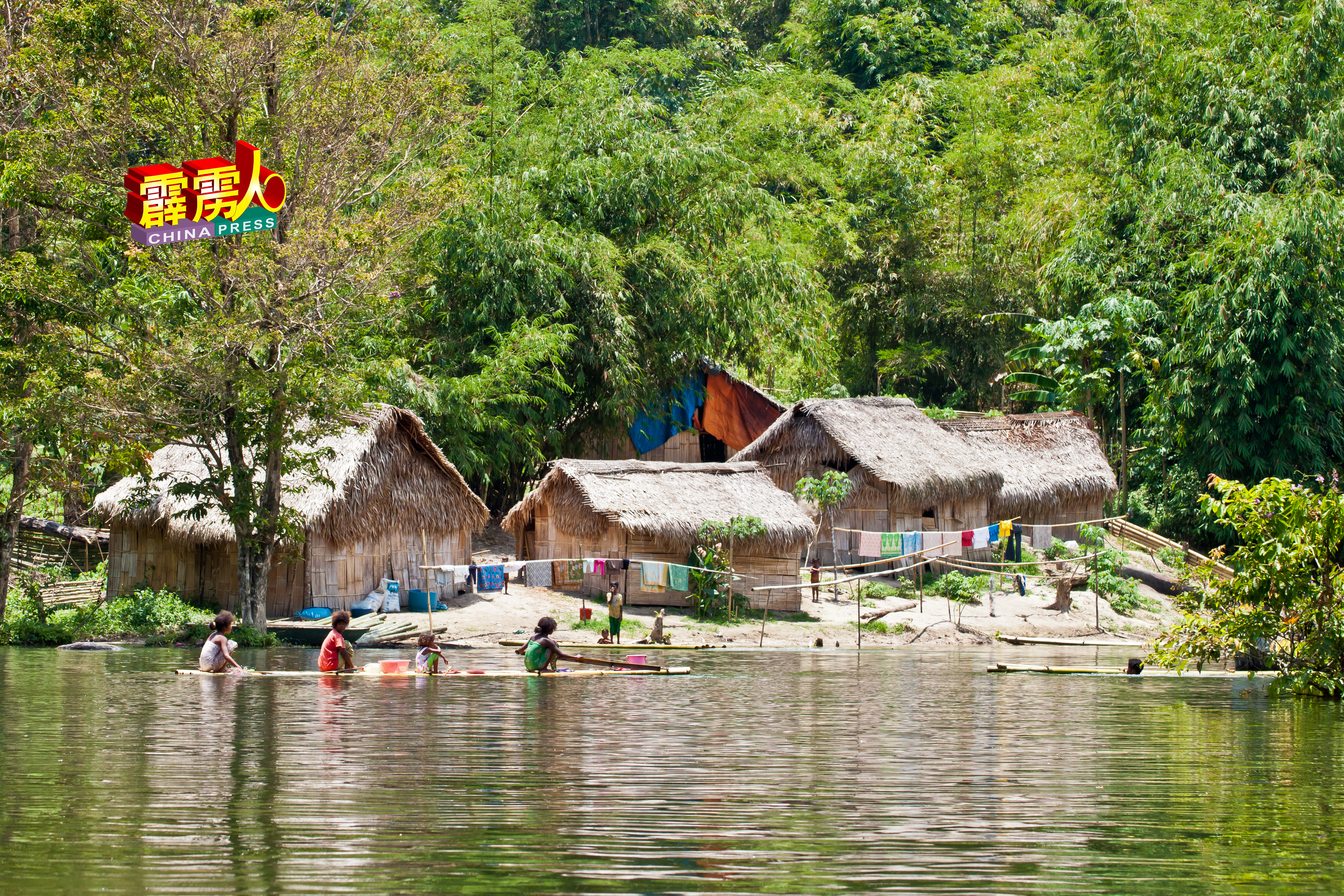探索皇家柏崙热带雨林原住民村，是船屋旅游的行程之一。