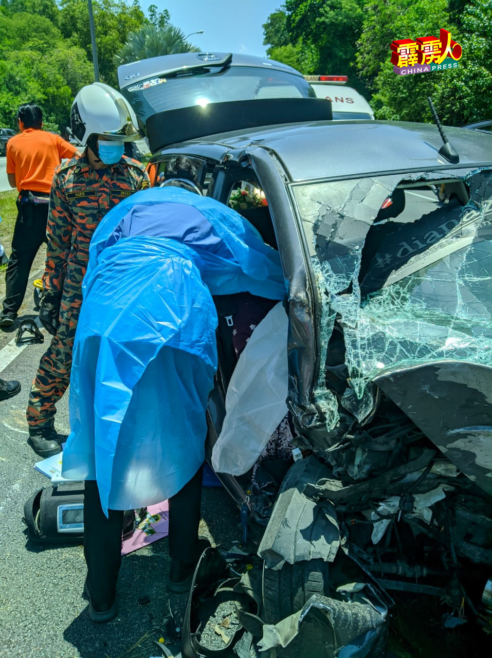 44岁的巫裔女司机，被救护人员证实夹毙在司机座位。