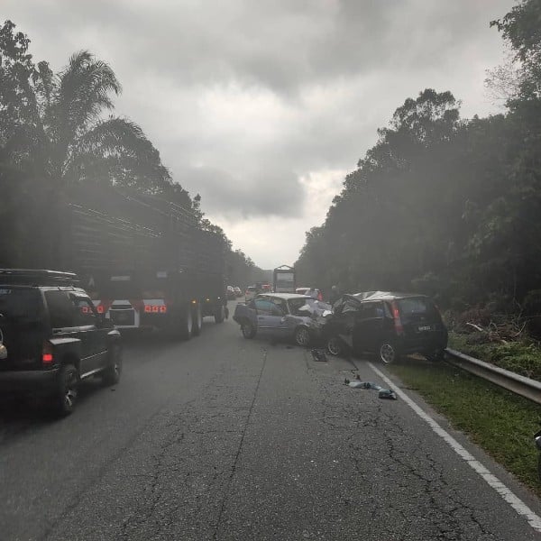 肇祸后，怡隆公路现场一度引发严重的交通阻塞。