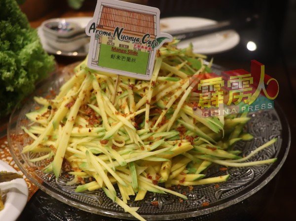 除了主菜，娘惹菜中不乏适合当小食的菜餚，如虾米芒果丝及娘惹亚扎。