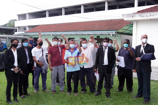 8名被扣者在被带往申请延扣时，他们的友好前往法庭声援被扣者，前左起为被扣者代表律师峇华妮、杰斯普蕾特、巴拉吉斯能、卡迪、瑟嘉。
