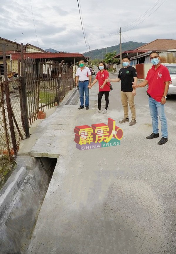 周锦欢（右2）与服务团队巡视红坭山新村刚完成兴建的沟渠，一劳永逸解决投诉者所面对的问题。