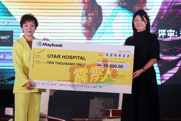 卜小婷（左起）移交1万令吉捐款给拉曼大学医院，并由陈昭宋代表接领。