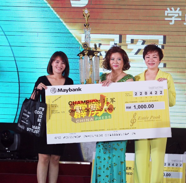 卜小婷（右起）移交1000令吉奖金给双料冠军得主林秀琼。