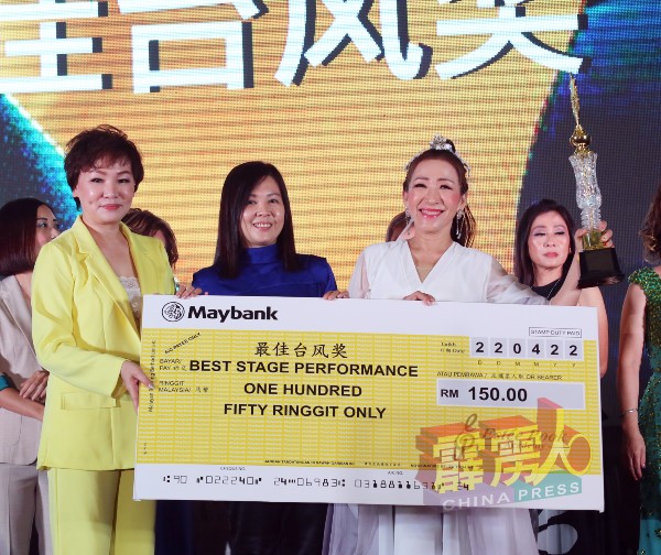 卜小婷（右起）与梁爱然，移交奖金与奖杯给获得最佳台风奖的陈贞妮。