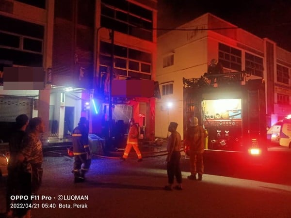 斯里依斯干达一间3层楼的马来餐馆于週四（21日 ）清晨发生火患。