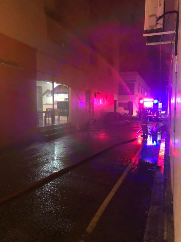餐馆发生火患，两名儿童受困2楼，消拯员耗时25分钟扑灭火势，并将2名儿童送院抢救。