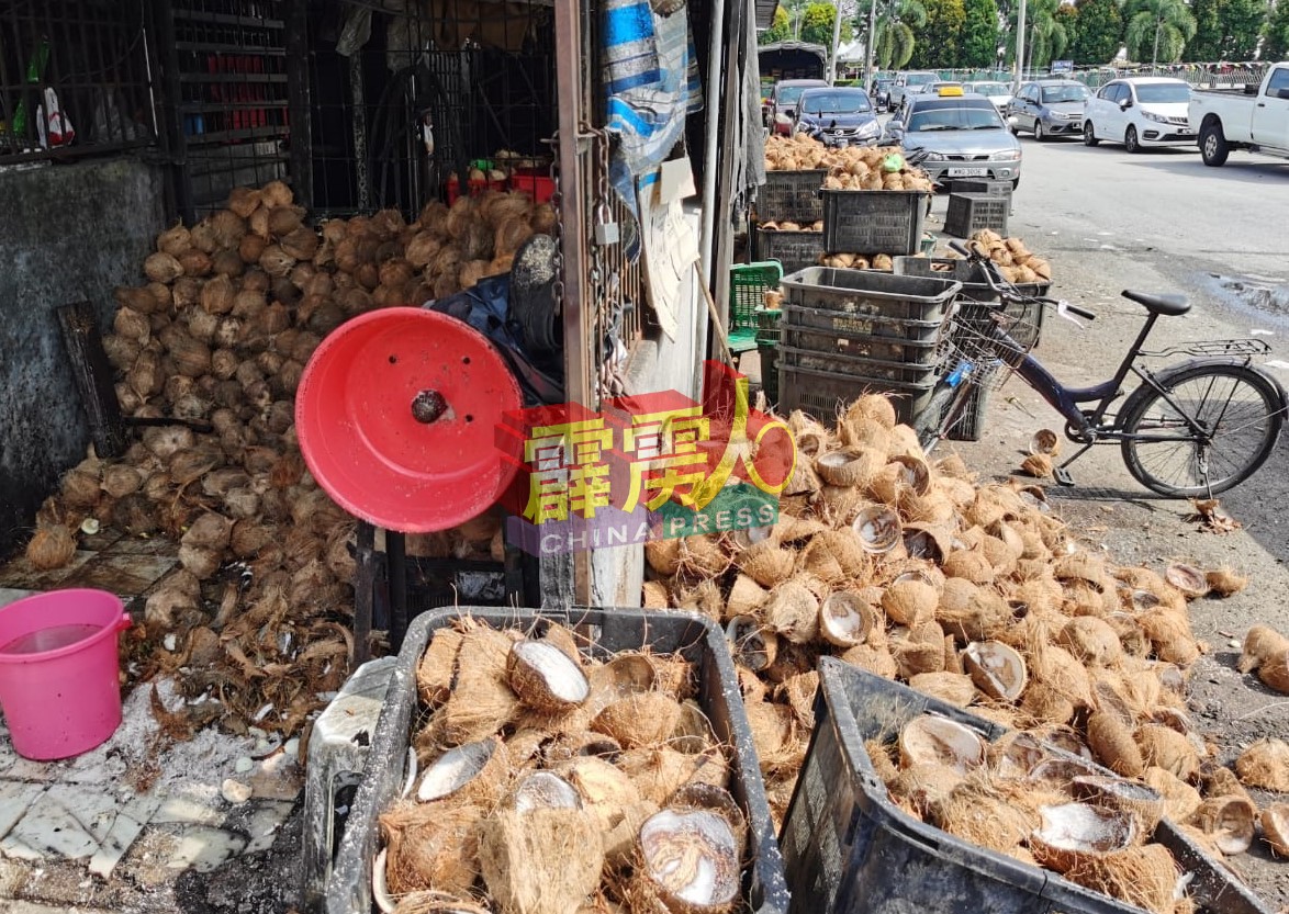 椰浆贩担心临时营业的地点，不足空间储存椰子及椰壳。