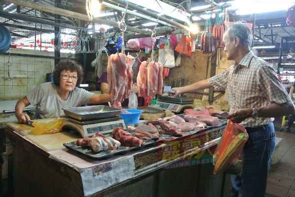 猪肉向来是华裔市民主要食材，销售暂不受猪瘟影响。 （档案照）