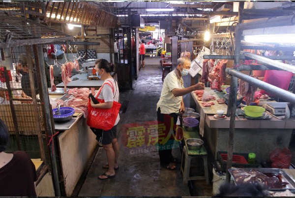 巴刹内的猪肉摊每日皆有顾客前来购买猪肉。 （档案照）