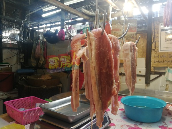 本地的猪肉供应都经过供应商和兽医局的严厉把关，只有健康的猪只才会流入市场售卖。