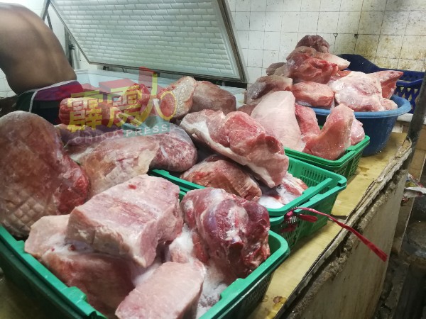 有小贩认为，猪肉自1月起不断调涨的价格，及面对猪肉连锁店的价格竞争，才是真正影响生意的导因。