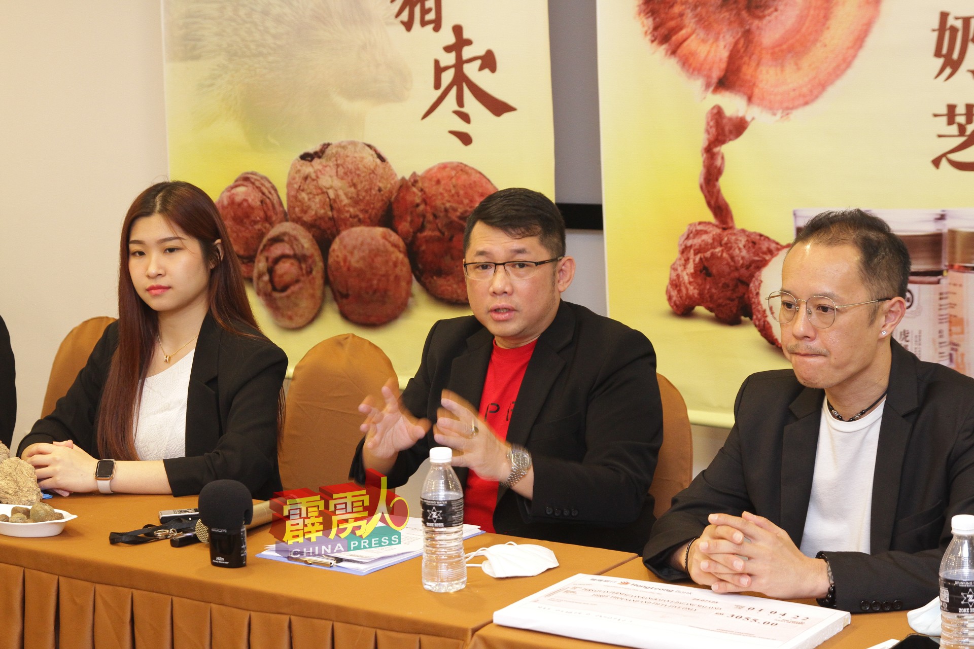 萧嘉蘴（左2）在记者会发言。