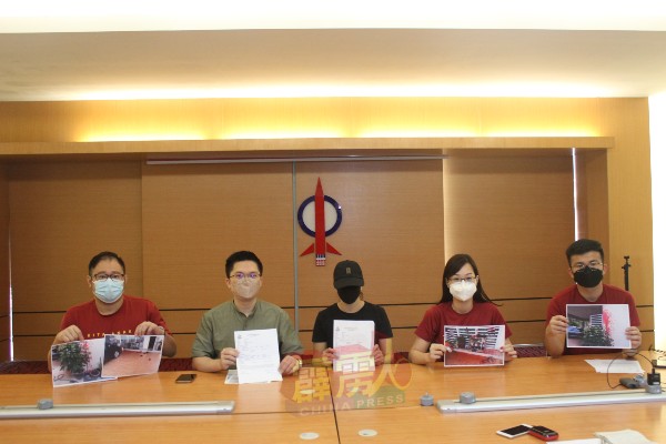 古女士（中）在黄家杰（左起）、黄家和、崔慈恩及张迪翔陪同下召开记者会。