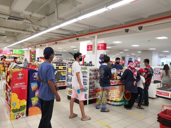 受访者告知，消费者主要前往食品和服装部等购买物品。