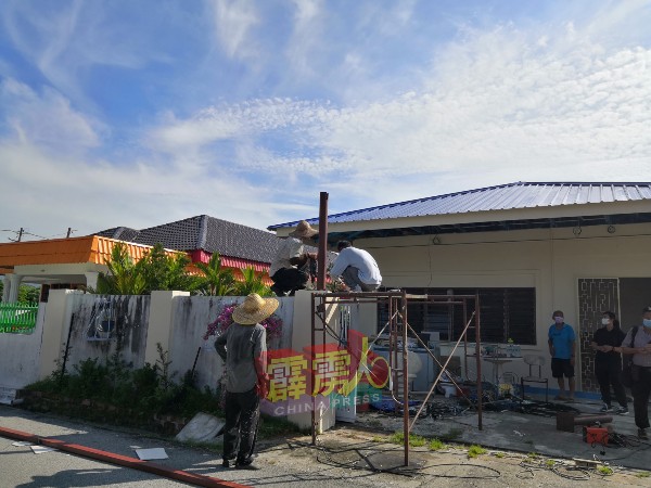 一些住家在完成建盖屋顶后，陆续进行其他维修工作。