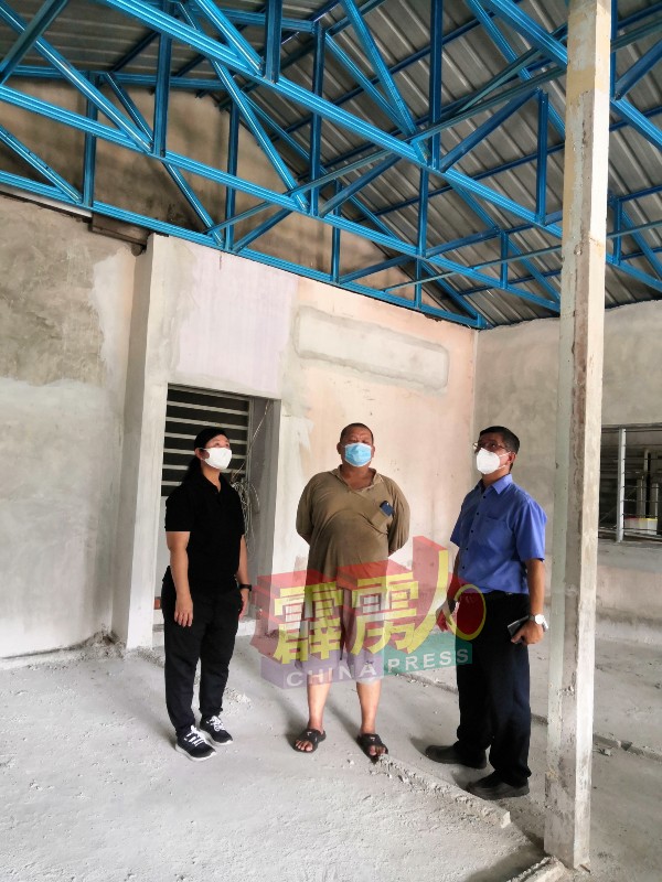 林慧贤（右起）、陈国平及陈枫溦，巡视建盖屋顶工程竣工后的情况。