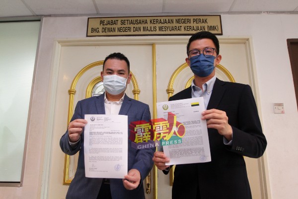 陈家兴（右起）和张哲敏展示他们提交要求召开会议的公函后，获得公账会秘书处盖章的副本。
