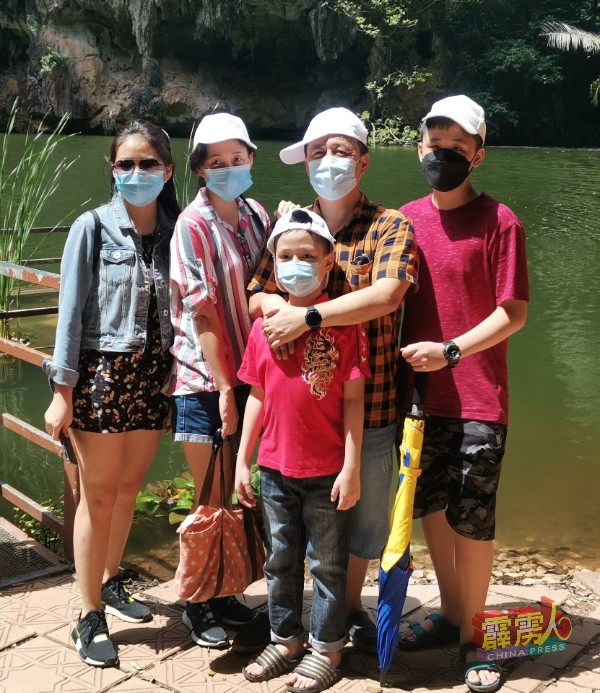 傅传橃（右2）与家人回到怡保探亲及扫墓，趁机前往镜湖游玩。