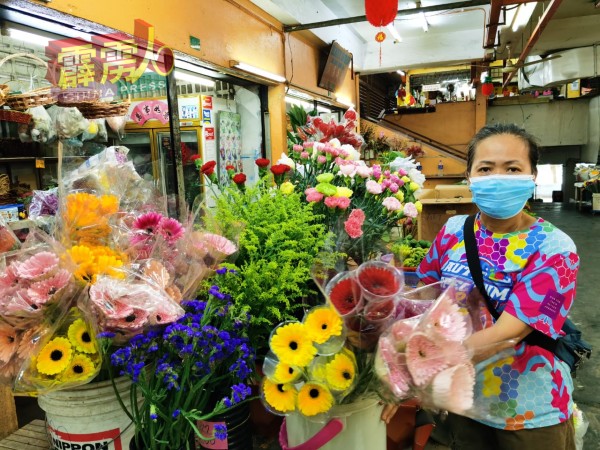 梁丽君指今年的康乃馨严缺，唯部分市民选择其他花卉如非州菊取代。