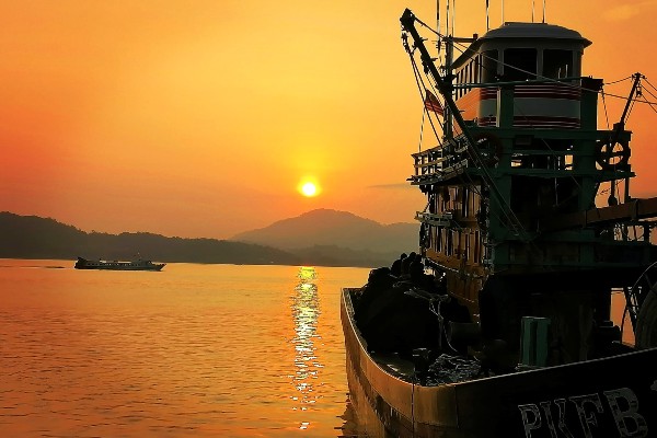 渔船和夕阳，美矣！