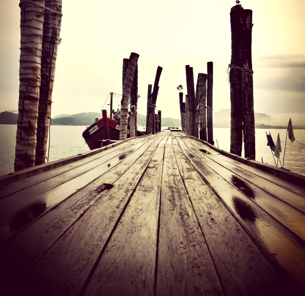 略带文艺风的渔寮码头甲板走道一瞥。