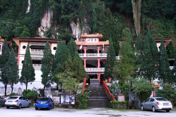霹雳洞位于怡保江沙路，是于1926年由中国焦岭南来的张仙如发现并加以发展成山洞庙宇。