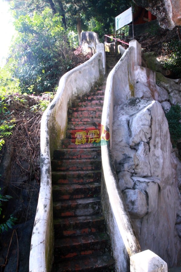 登上500多级由洞内蜿蜒而上的石级延伸至山顶，就可看见风景怡人的怡保景象。
