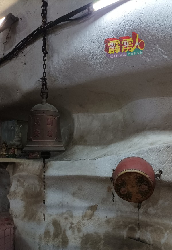 百年法钟和法鼓，也是南天洞镇山之宝的法宝，依旧扮演敲钟打鼓的角色。