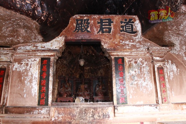南天洞第4层设有道君殿，供奉着3尊神像。