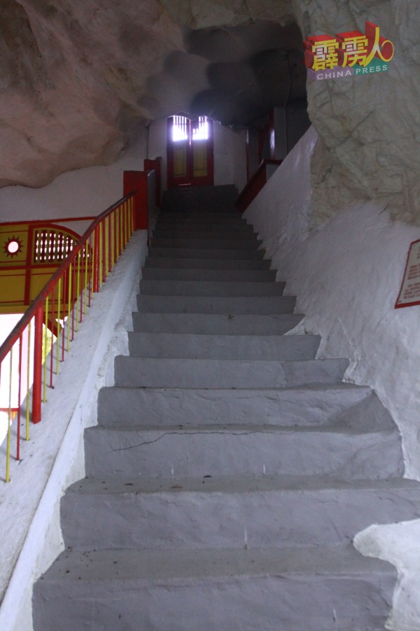 南天洞有百步梯，踩上第一个平台时，可窥觊怡保全景。