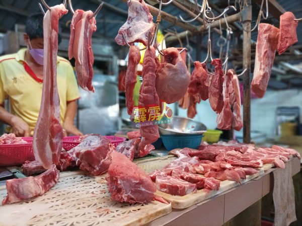 猪肉贵，消费者少吃”是打击传统猪肉贩生意额的主要原因，非洲猪瘟是较轻微的打击。