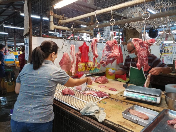 传统猪肉贩发现消费者，在猪肉不断涨价下，为避免增加家庭开销，已减少吃猪肉的分量。