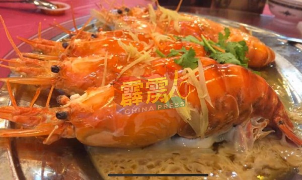督亚冷著名的鲜虾，现因大量食客而出现货源短缺，食客必须提是预订，才可吃到美味鲜虾。