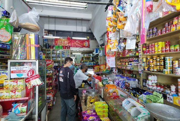 百物价上涨，造成市民生活百上加斤，也令杂货商店生意冷清。