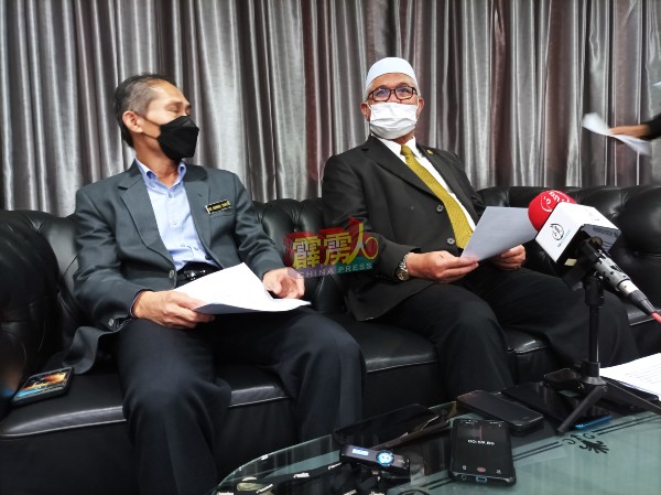 拉茲曼（右）和沙比里，針對霹靂州養豬場爆發非洲豬瘟一事召開記者會。