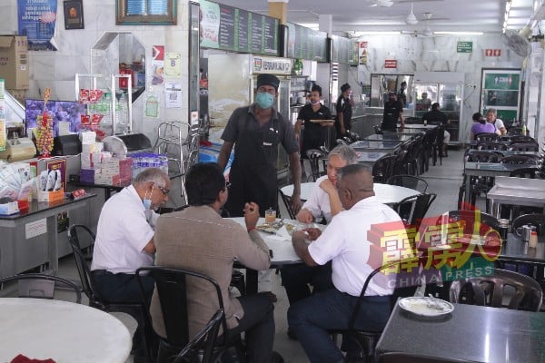 在斋戒月裡，穆斯林在白天不能进食，暂没能帮衬嘛嘛餐馆，但仍有忠实的非穆斯林顾客在默默支持。