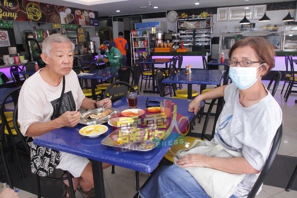 连振顺（左起）和谭丽晶夫妇，喜欢在嘛嘛餐馆用餐，因嘛嘛餐馆起价频密度，比华裔食肆来得少。