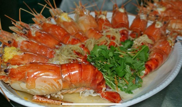 酒楼业者告知，大头虾供应不足够，但一些酒楼每天至少有30公斤至40公斤的大头虾供应给顾客。