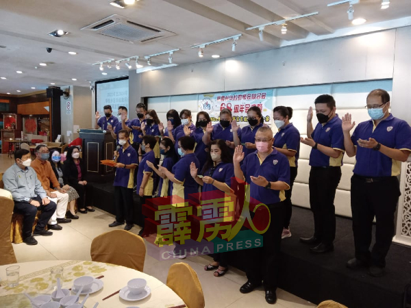 华怡乡区教师会全体理事，在陈桂鸿（站者左起）带领下，宣誓就职。