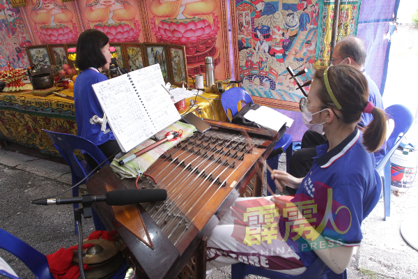 潮州法事有许多乐器，如潮州鼓、潮州锣等，比其他籍贯的法事热闹。